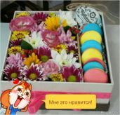 Коробка с цветами и макаронами
